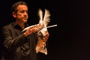 Le Magicien Philippe Lelouchier accompagné de ses colombes                    