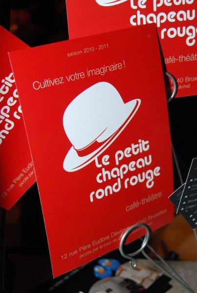 Magicien Lelouchier au petit chapeau rond rouge